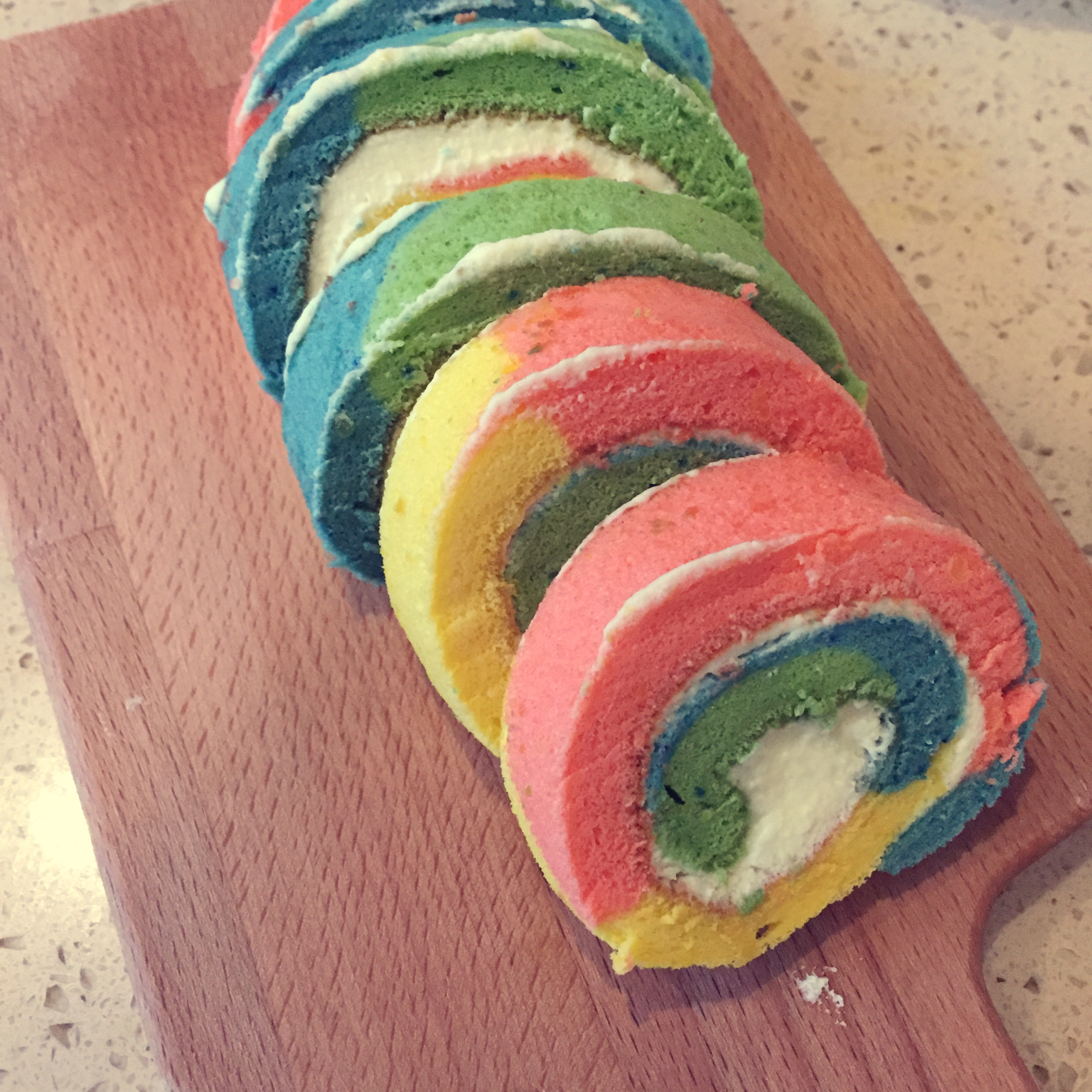 五彩斑斓的彩虹蛋糕卷   #皮黑森林#