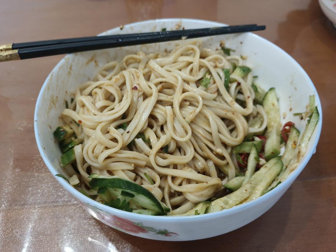 简单凉拌面只要五分钟，美食的快乐你值得～