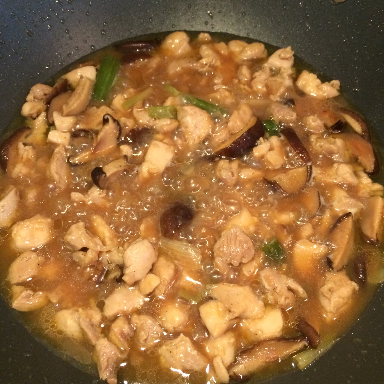 吃香菇焖鸡腿，好下饭。