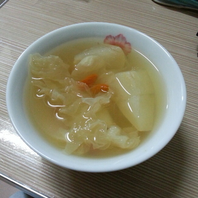 冰糖银耳雪梨汤