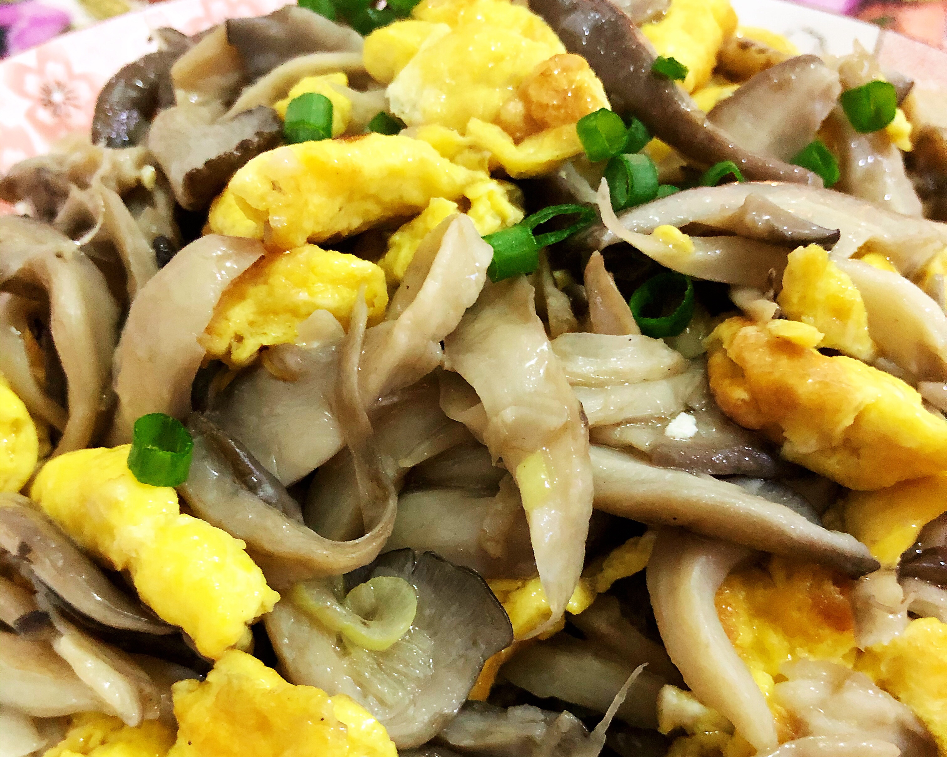 一勺油一勺盐做出超级鲜美的平菇炒鸡蛋的做法