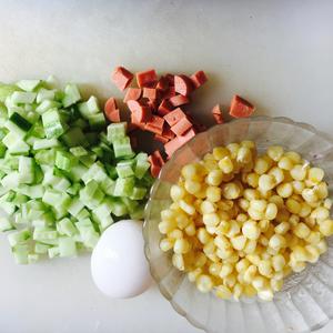 玉米黄瓜火腿肠蛋炒饭的做法 步骤1