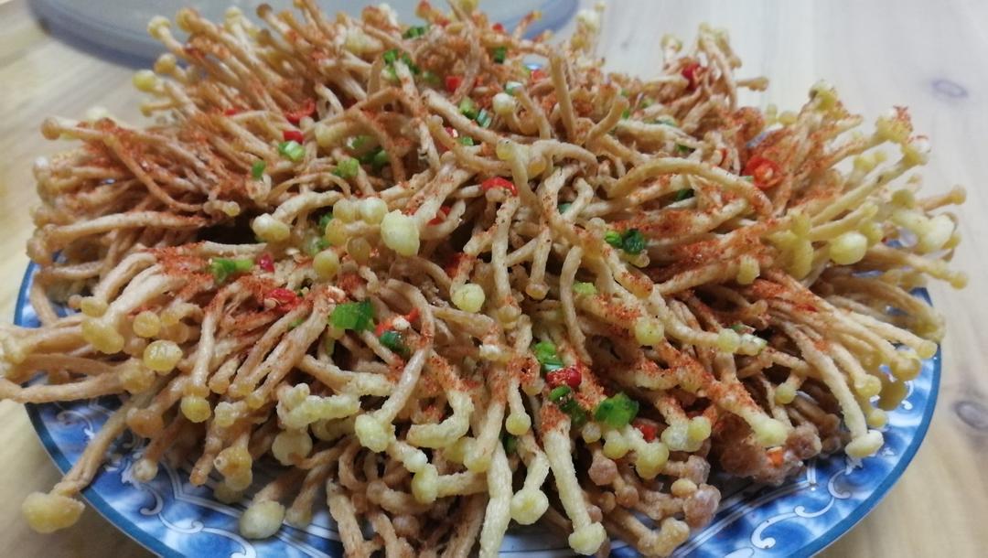 超级好吃的油炸椒盐香酥金针菇，酥香可口又劲道