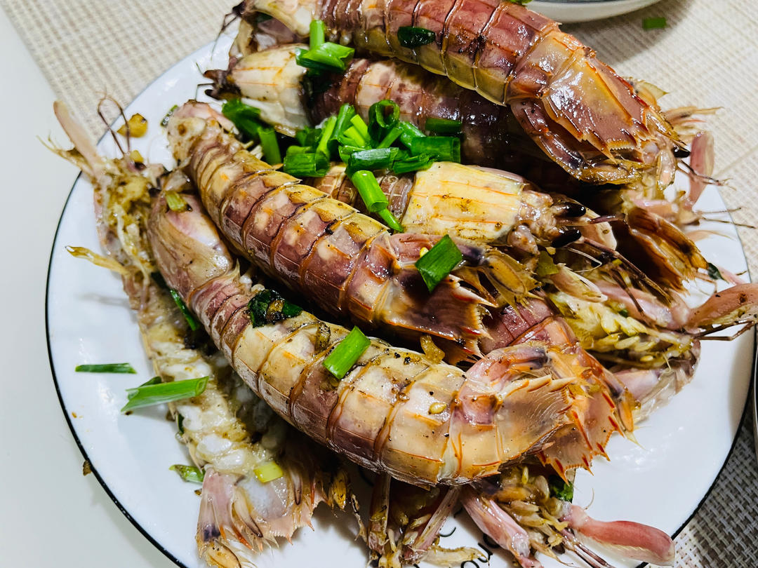 无油炸版的椒盐皮皮虾和巧拨虾壳的方法