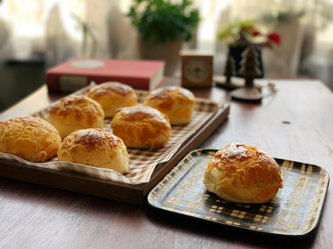 做100款面包の12：在家开茶餐厅!港式菠萝包 –不划格子自然裂开的香酥脆皮！菠萝油/酥皮包