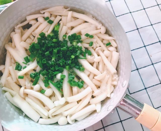 五分钟快手海鲜菇清汤的做法