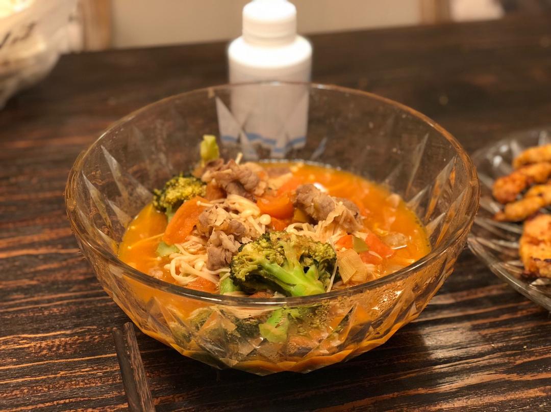番茄金针菇肥牛锅 鲜到眉毛掉