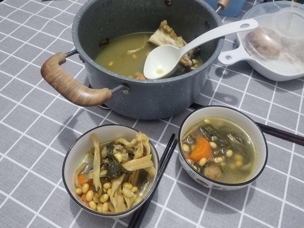 秋冬润肺汤系列：菜干黄豆红萝卜无花果南北杏骨头汤