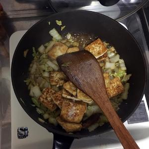 煎豆腐炒白菜的做法 步骤7