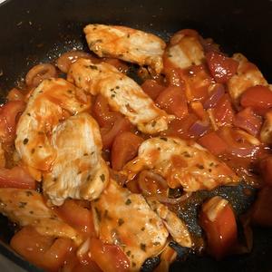 番茄罗勒叶炖鸡胸🍅的做法 步骤6