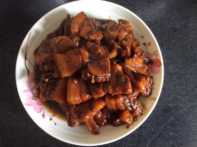 吃着碗里望着锅里的红烧肉