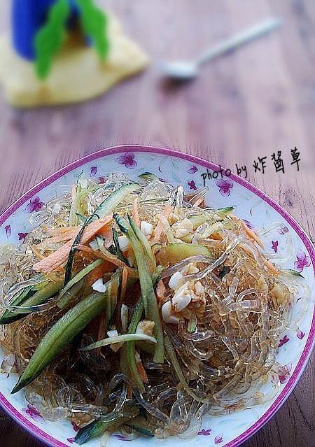 凉拌鱼翅的做法将鱼翅焯水捞出,沥干水备用将胡萝卜和黄瓜切丝备用