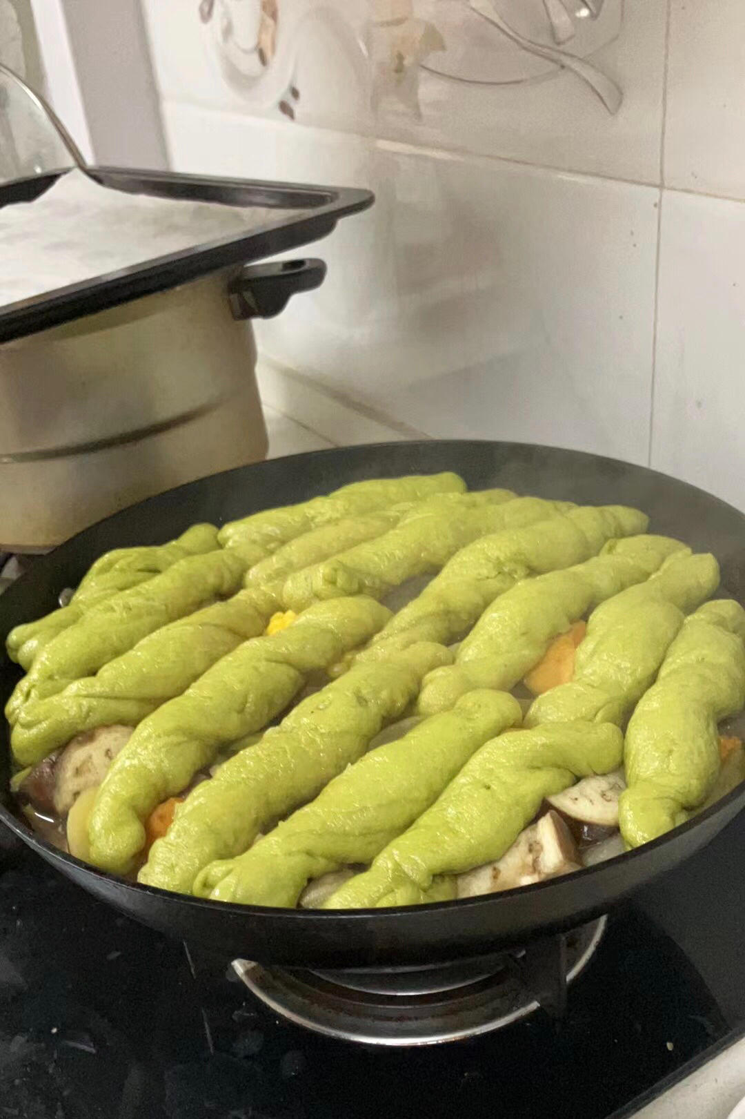 鸡翅土豆菠菜汁卷子一锅出