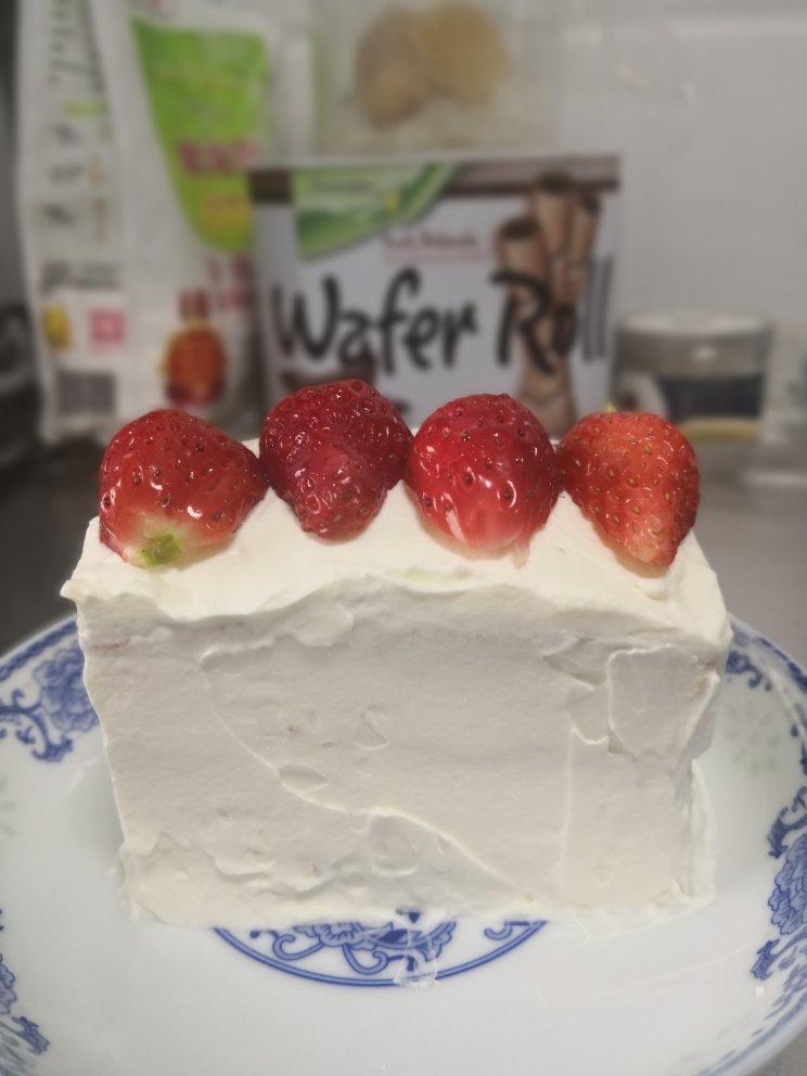 不会卷蛋糕卷？这款草莓奶油切片蛋糕，易上手