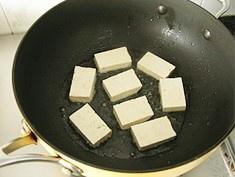 韭菜烧豆腐的做法 步骤3