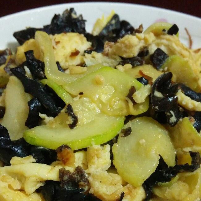 西葫芦木耳炒蛋