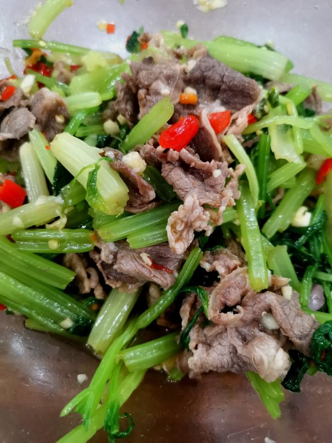 凉拌芹菜牛肉卷的做法