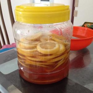 柠檬蜂蜜水的做法 步骤2