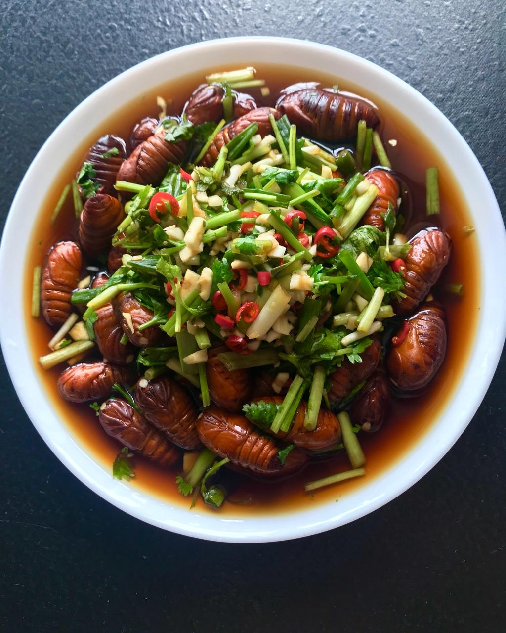 爱美丽的妈妈做的捞汁蚕蛹