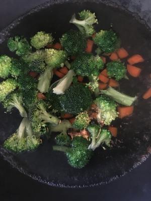 健康低脂家常菜—西兰花炒口蘑的做法 步骤2