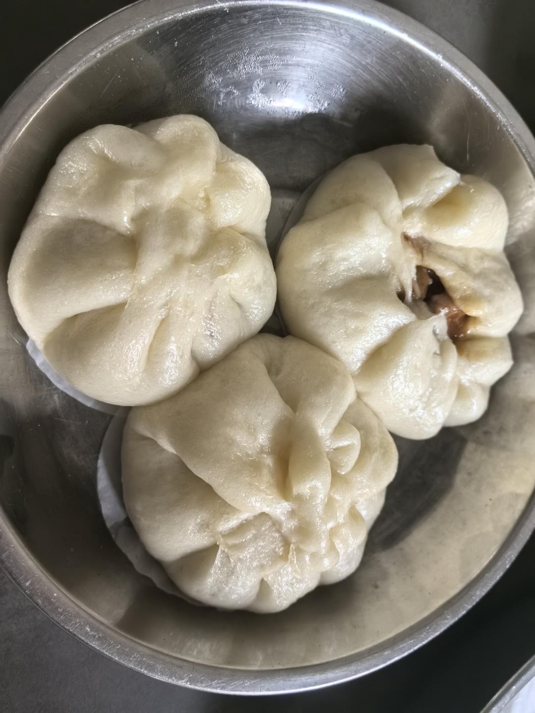 云朵般松软爆浆蜜汁叉烧包