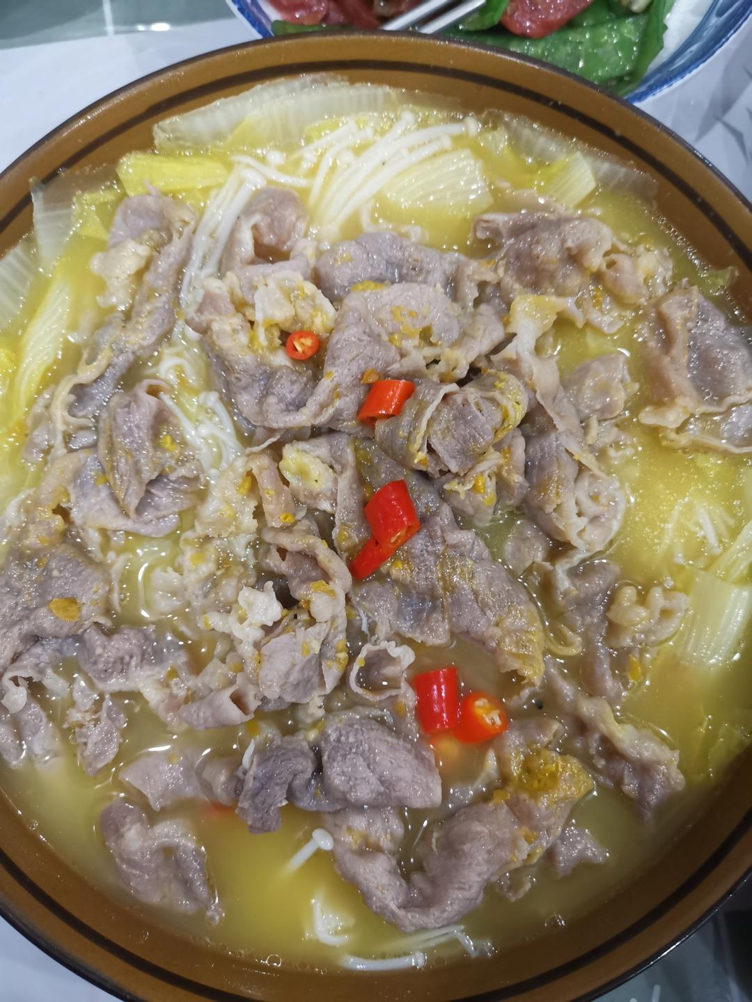 酸汤金针菇肥牛卷