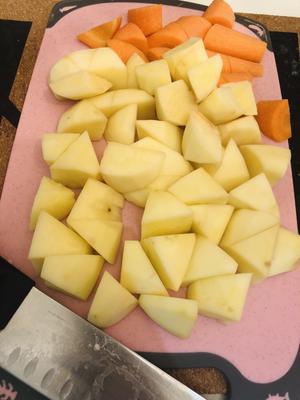 （煲汤）排骨土豆胡萝卜玉米汤的做法 步骤4