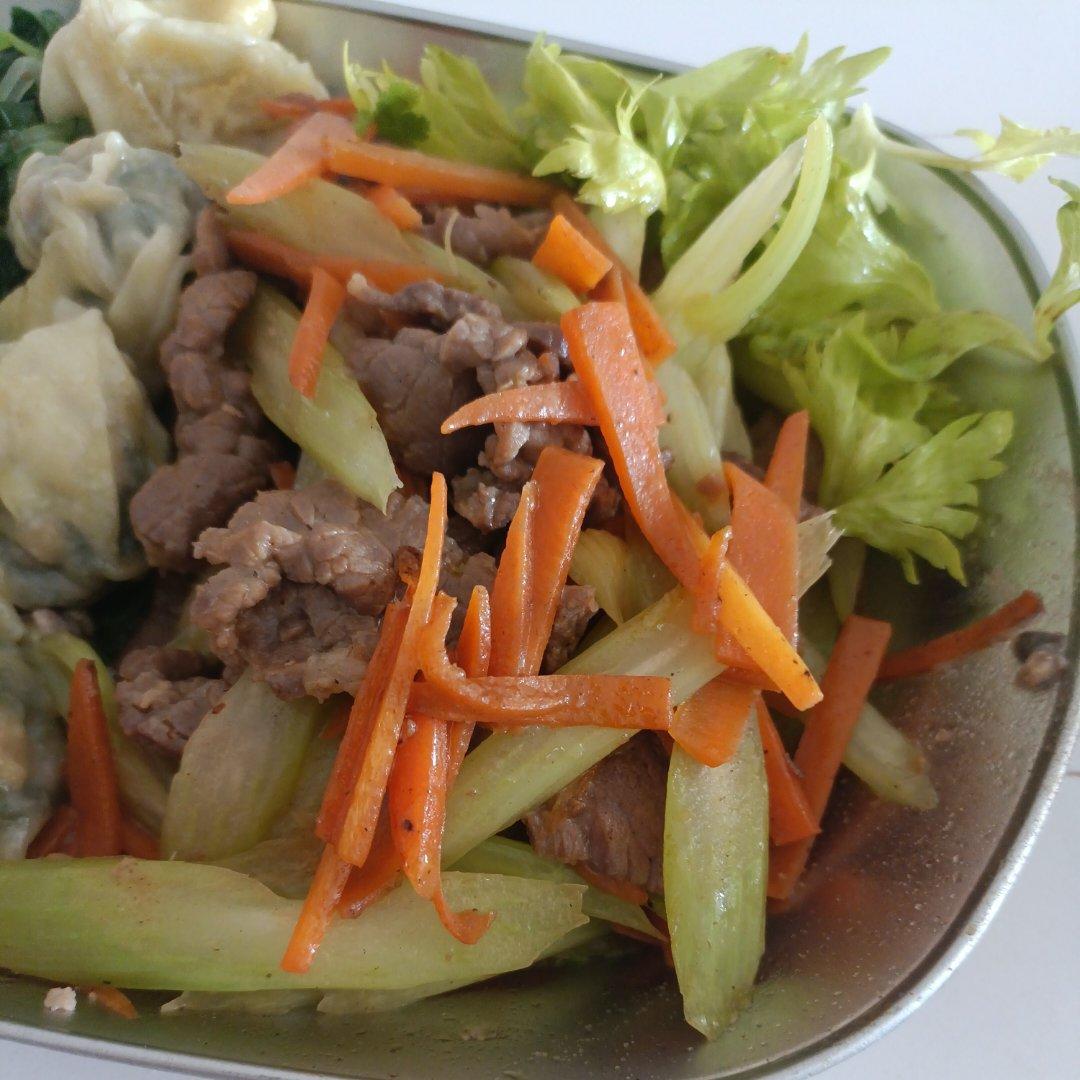 牛肉炒芹菜(不老不柴嫩滑多汁)