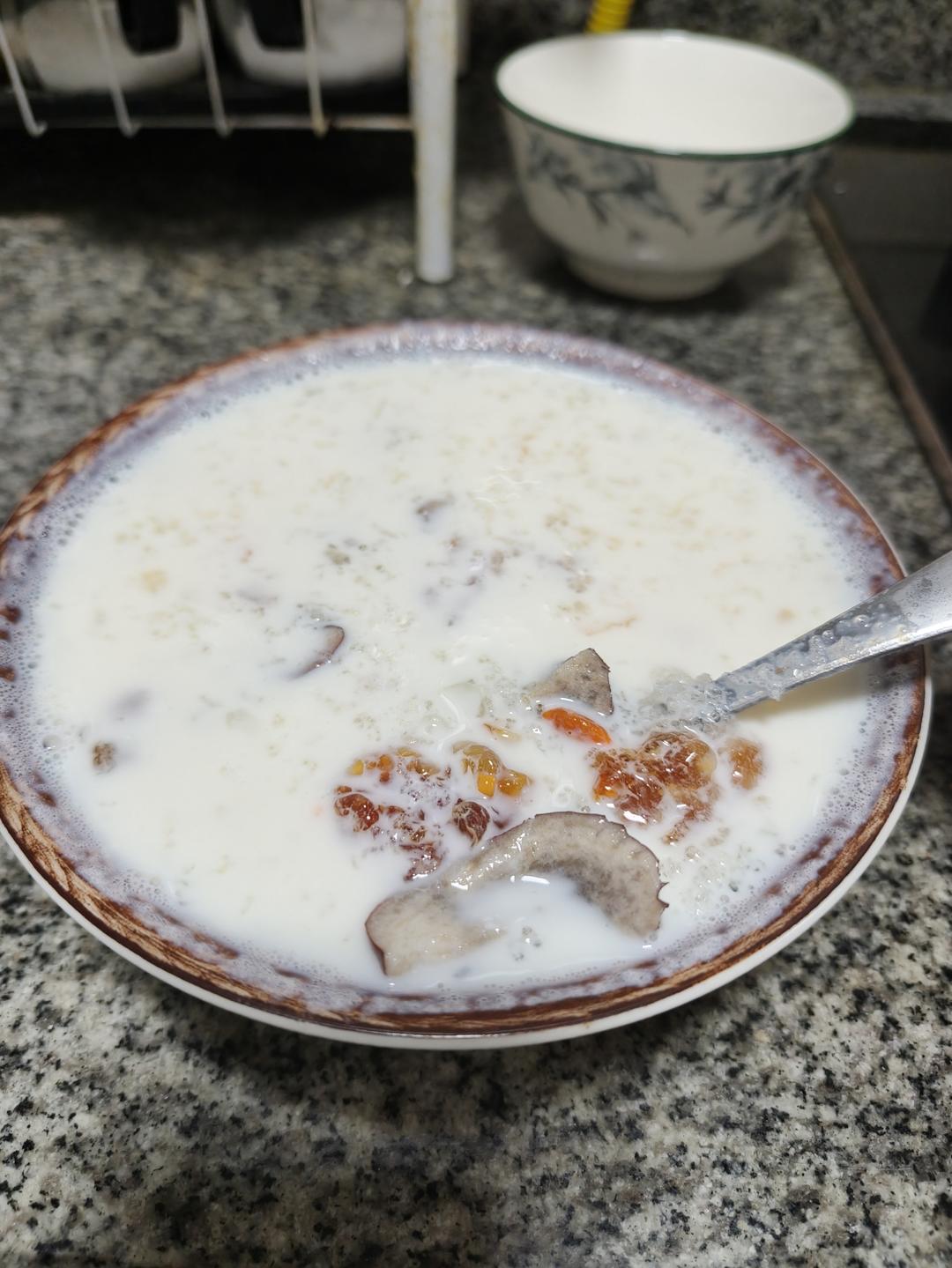 《桃胶皂角米雪燕银耳牛奶羹》据说一碗等于敷30片面膜的功效