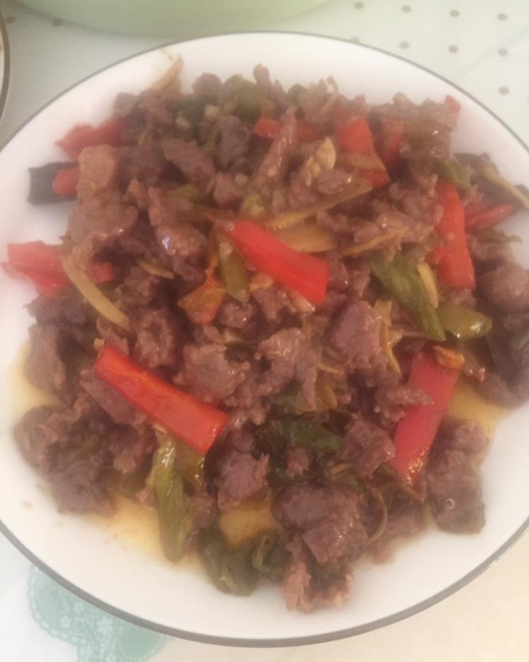 3分钟快手青椒炒牛肉，家庭版无盐无味精嫩香牛肉，我的常备菜单