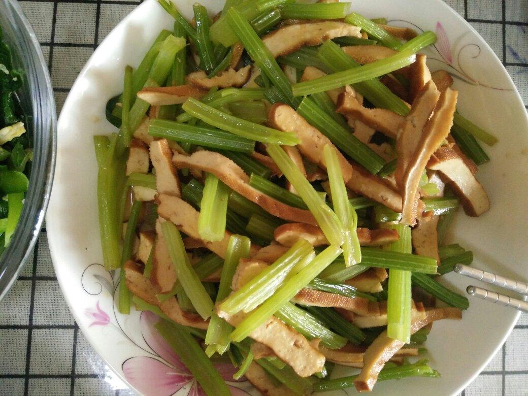 芹菜炒香干