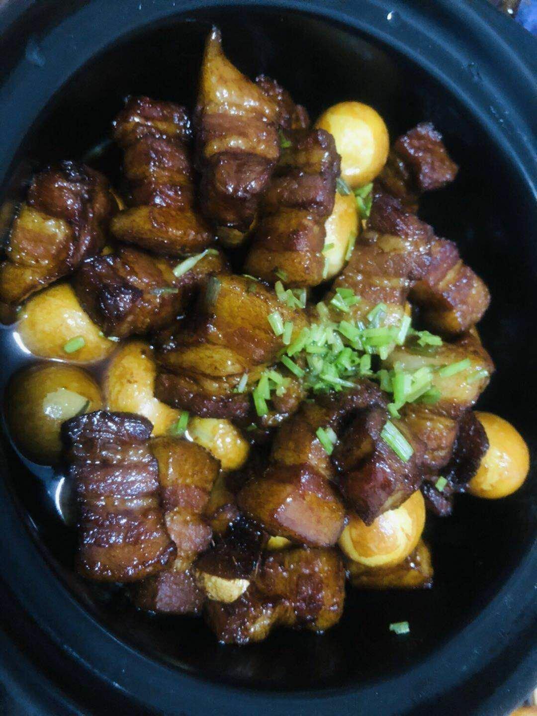 加了鹌鹑蛋后，这盘红烧肉，美味的逆天啦——鹌鹑蛋烧肉（孔瑶食谱）