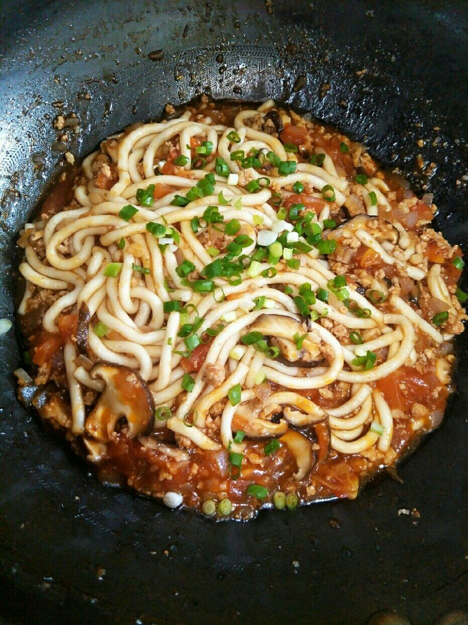 蕃茄蘑菇肉酱意大利面