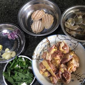 鲍鱼🦐煲鸡的做法 步骤1