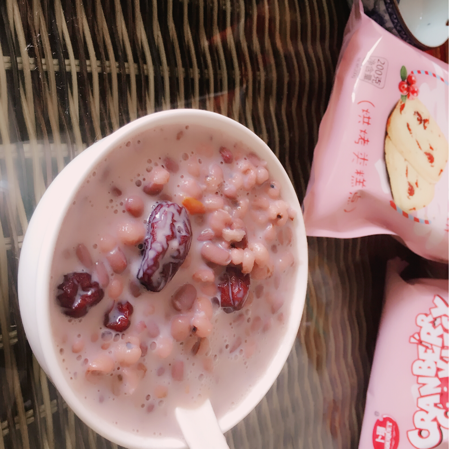 红枣红豆薏仁牛奶粥