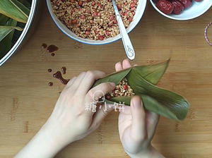 【红糖红豆红枣粽子】细锥形（牛角形）的做法 步骤11