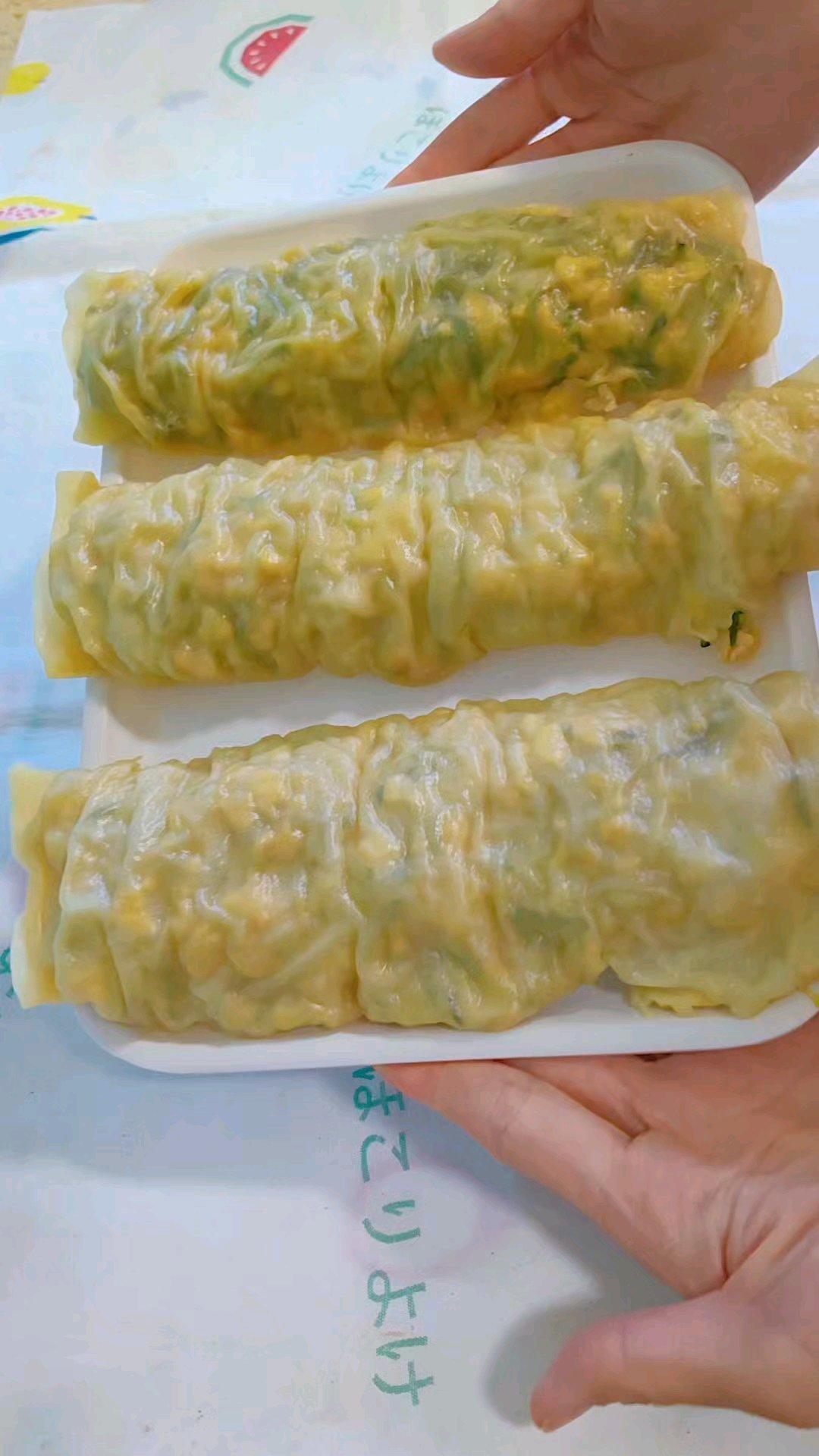 用一塊吃剩的餃子面做早餐，有菜又有蛋，好吃又簡單！