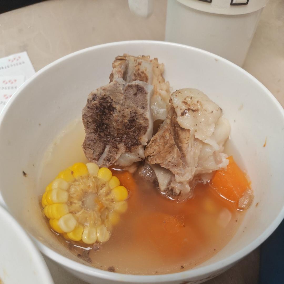 筒子骨玉米萝卜汤