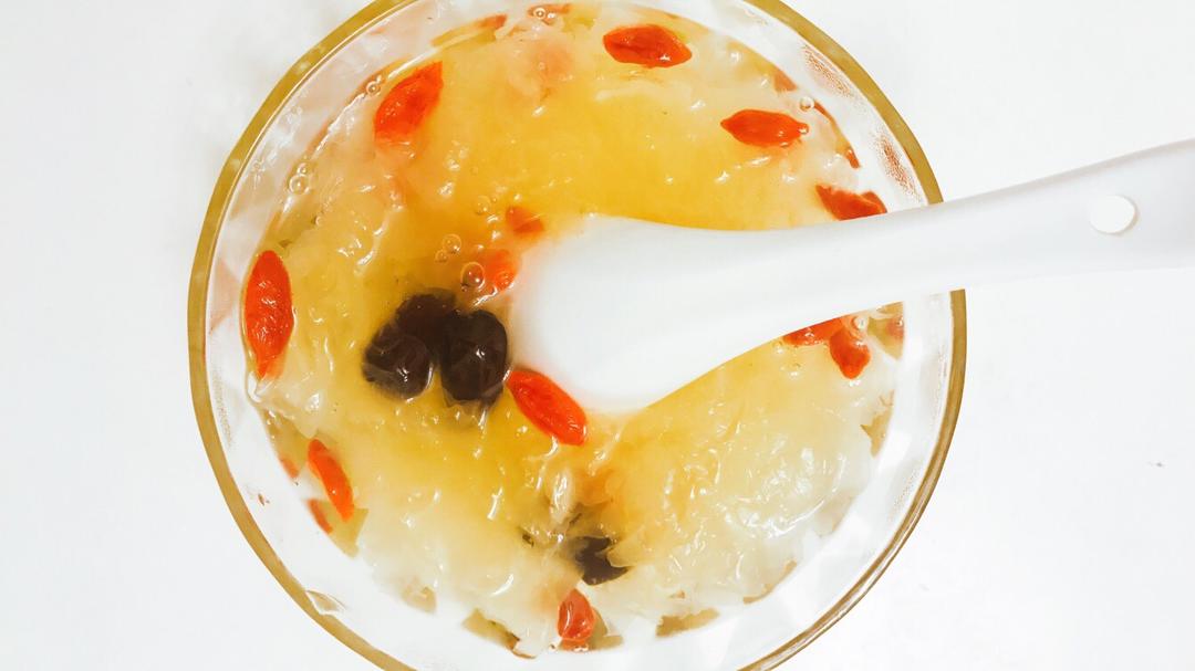 红枣枸杞银耳羹的做法