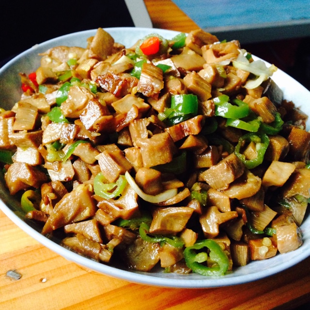 杨小凡要勤奋做的笋干香菇炒青椒