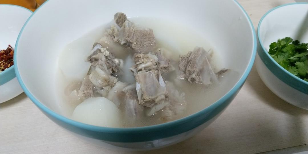 清炖羊排，老爸的拿手菜，汤鲜味浓，羊肉软烂，连萝卜都非常好吃