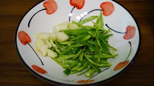 青椒茭白炒肉丝的做法 步骤5