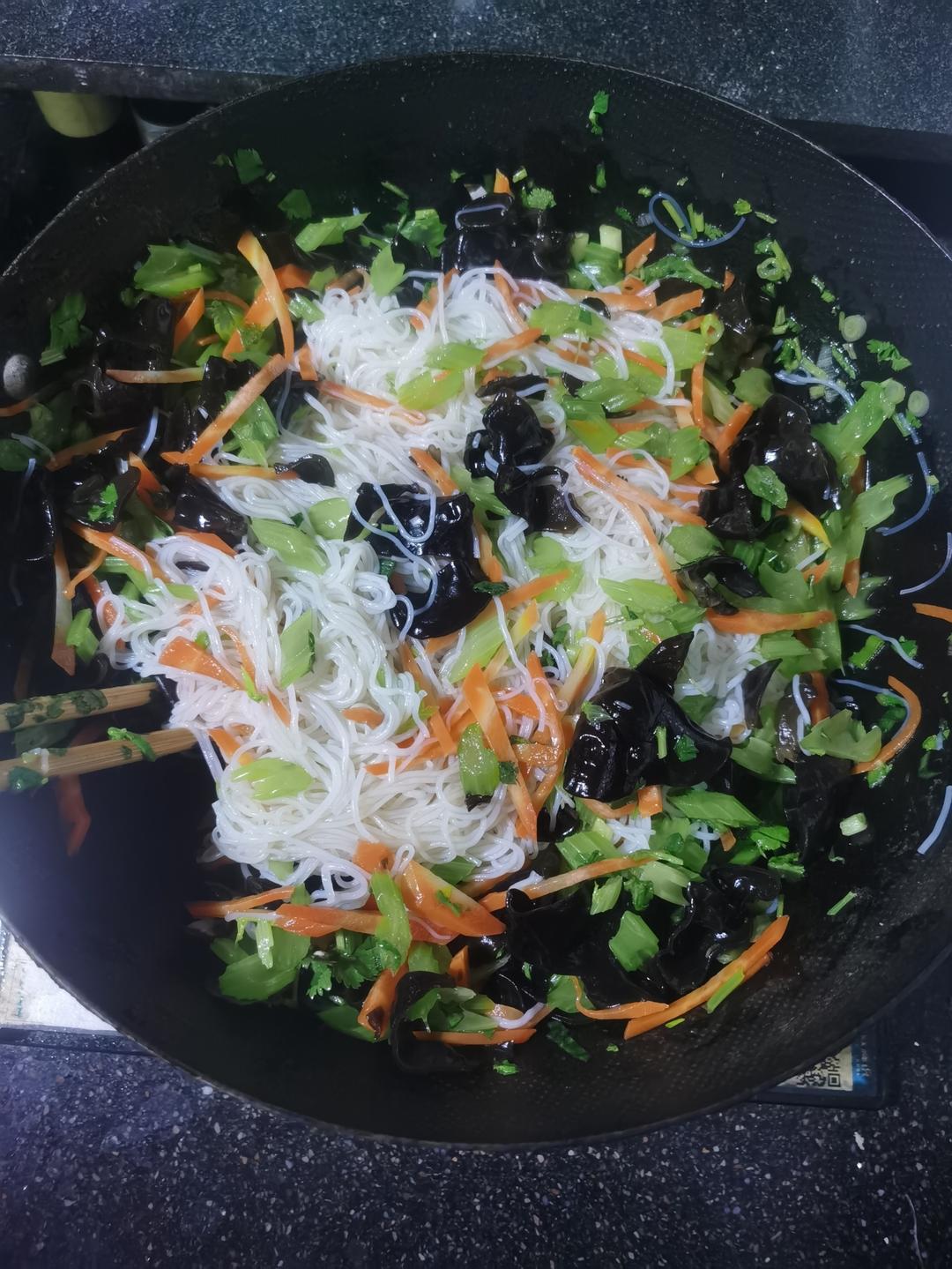 凉拌芹菜萝卜木耳粉丝的做法 步骤1