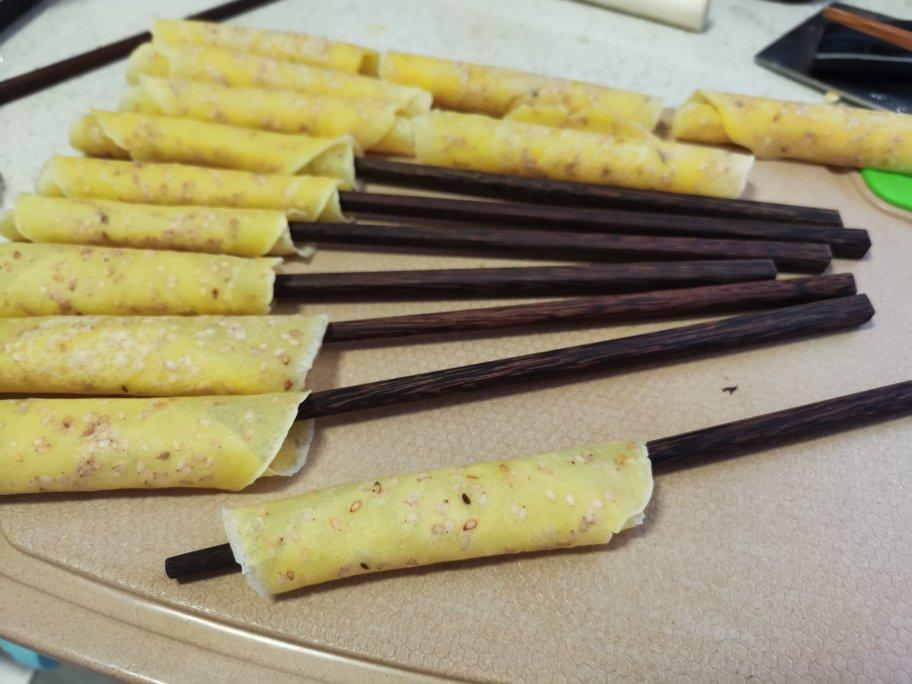 平底锅版黑芝麻蛋卷（在家也能做出如此酥脆的蛋卷）