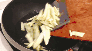 富含蛋白质|“菊花”菜炒冬笋的做法 步骤1