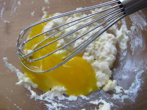 专治酸柠檬精的柠檬糖霜小蛋糕的做法 步骤2