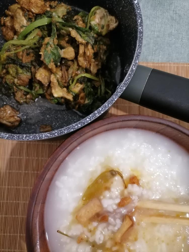 晚饭。鸡蛋炒芹菜，白粥咸菜的做法