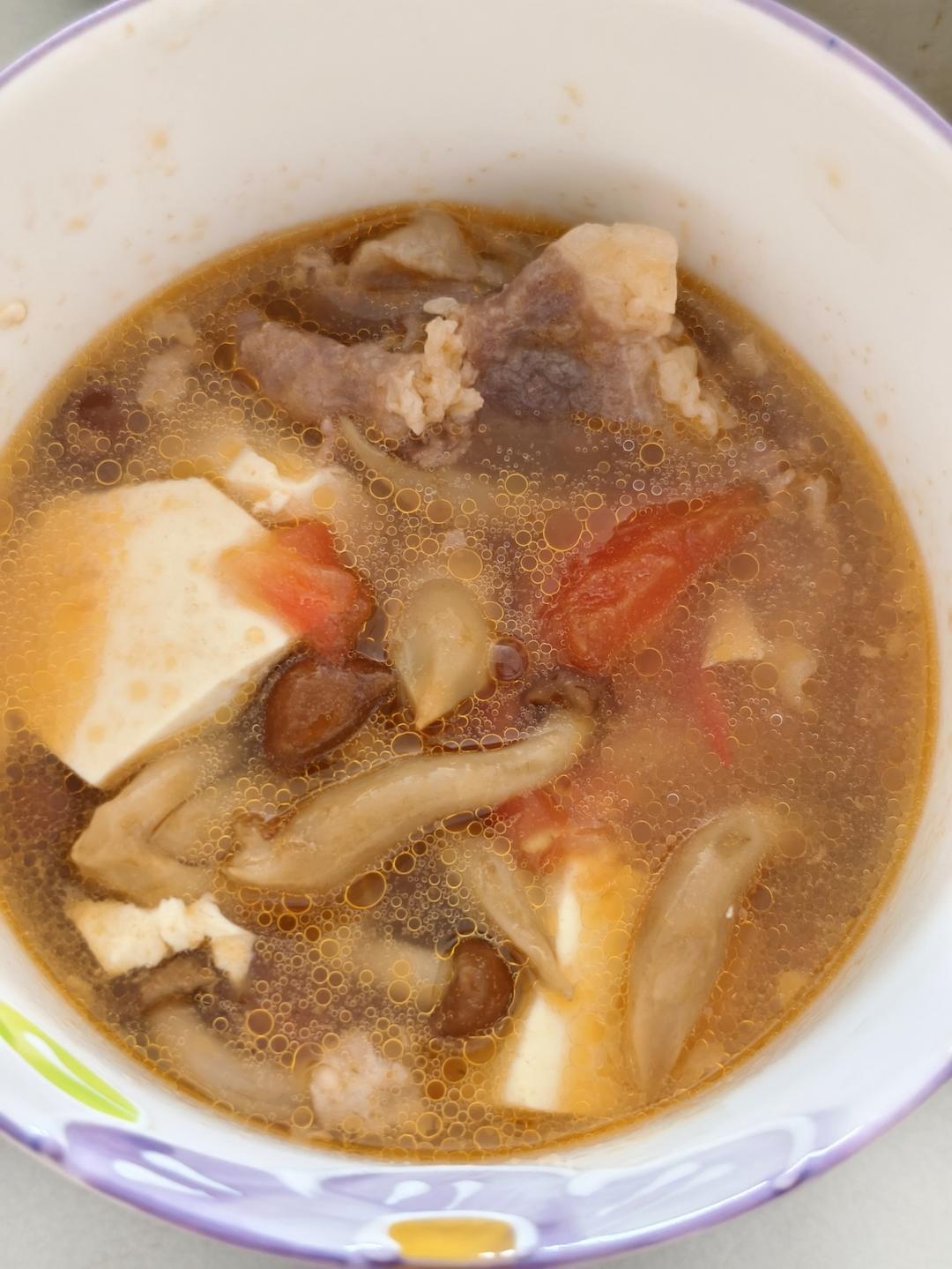 滑子蘑西红柿豆腐汤