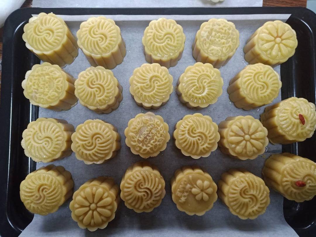 广式莲蓉（豆沙）蛋黄月饼（超详细步骤）