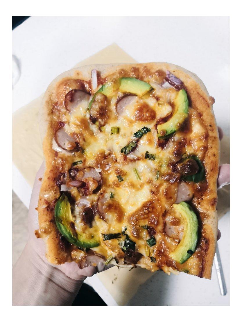 牛油果大虾黑橄榄青酱披萨